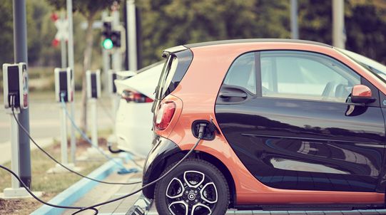 E-Mobility – Elektroauto an Ladesäule