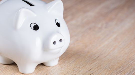 Energie einsparen – Sparschwein auf Tisch